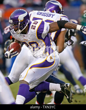 Minnesota Vikings RB Adrian Peterson guarda per camera in esecuzione contro il Denver Broncos a Invesco Field at Mile High a Denver su dicembre 30, 2007. Peterson ha guadagnato solo 36 cantieri su 11 porta come Denver battere Minnesota 22-19 in ore di lavoro straordinario. (UPI foto/Gary C. Caskey) Foto Stock