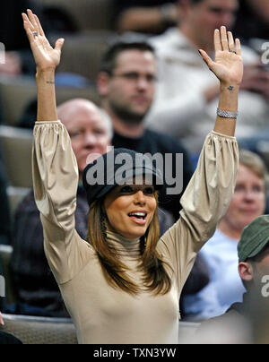 Desperate Housewives star Eva Longoria cheers come suo marito, San Antonio Spurs guard Tony Parker, prende la corte durante le presentazioni del team prima partita contro il Denver Nuggets presso il Pepsi Center di Denver il 3 gennaio 2008. (UPI foto/Gary C. Caskey) Foto Stock