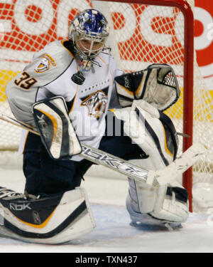 Nashville Predators goalie Dan Ellis si ferma un colpo da Colorado Avalanche ala destra Milano Hedjuk a breve consegnata girato durante il secondo periodo presso il Pepsi Center di Denver del 22 gennaio 2008. (UPI foto/Gary C. Caskey) Foto Stock