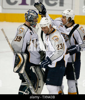 Nashville Predators goalie Dan Ellis celebra il suo chiuso fuori conquistare il Colorado Avalanche con i compagni di squadra Martin Gelinas (C) Foto Stock