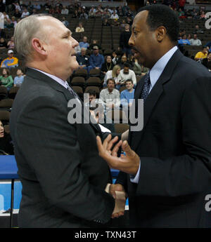 Denver Nuggets head coach George Karl (L) saluta la visita Atlanta Hawks head coach Mike Woodson presso il Pepsi Center di Denver il 23 gennaio 2008. (UPI foto/Gary C. Caskey) Foto Stock