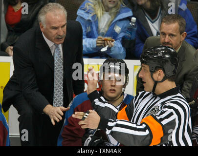 Colorado Avalanche head coach Joel Quennville (L) ascolta come arbitro Mike Hasenfratz (C) spiega le sei sanzioni chiamato durante una scaramuccia con le ali rosse di Detroit durante il primo minuto di gioco nel terzo periodo presso il Pepsi Center di Denver il 18 febbraio 2008. Detroit ha interrotto le sue sei serie di sconfitte del gioco chiudendo fuori il Colorado 4-0. (UPI foto/Gary C. Caskey) Foto Stock