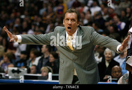 Pistoni di Detroit head coach Flip Saunders gesti tardi nella partita contro il Denver Nuggets presso il Pepsi Center di Denver il 25 febbraio 2008. Beat Detroit Denver 98-93. (UPI foto/Gary C. Caskey) Foto Stock