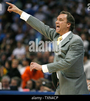 Pistoni di Detroit head coach Flip Saunders gesti durante il quarto trimestre contro il Denver Nuggets presso il Pepsi Center di Denver il 25 febbraio 2008. Beat Detroit Denver 98-93. (UPI foto/Gary C. Caskey) Foto Stock