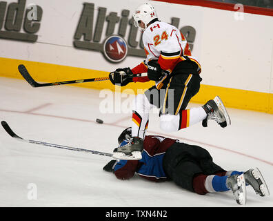 Le fiamme di Calgary center Craig Conroy (24) salta su Colorado Avalanche defenceman John-Michael Liles su un rush per la valanga net durante il secondo periodo presso il Pepsi Center di Denver e il 24 marzo 2008. (UPI foto/Gary C. Caskey) Foto Stock