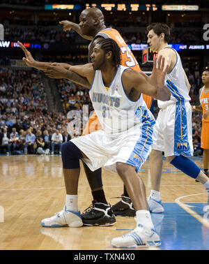 Denver Nuggets forward Nene (31) del Brasile le protezioni Phoenix Suns centro Shaquille O'Neal e guadagna un rapido fallo durante il primo semestre presso il Pepsi Center di Denver il 1 aprile 2008. (UPI foto/Gary C. Caskey) Foto Stock