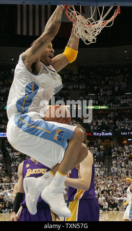 Denver Nuggets avanti Kenyon Martin schiacciate contro i Los Angeles Lakers nel primo trimestre durante il Western Conference quarti di finale gioco tre presso il Pepsi Center di Denver il 26 aprile 2008. Los Angeles conduce la serie contro il Denver 2-0. (UPI foto/Gary C. Caskey) Foto Stock