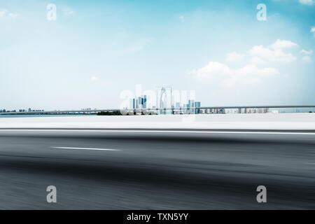 Strada vuota con la fotografia moderna Foto Stock