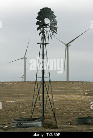 Le turbine eoliche aumento nella distanza come un vecchio mulino a vento pompe acqua per il bestiame nelle Pianure orientali presso la fattoria eolica azionato da Florida di potenza e di luce in Peetz, Colorado il 4 marzo 2008. FILE (FOTO) (UPI foto/Gary C. Caskey) Foto Stock