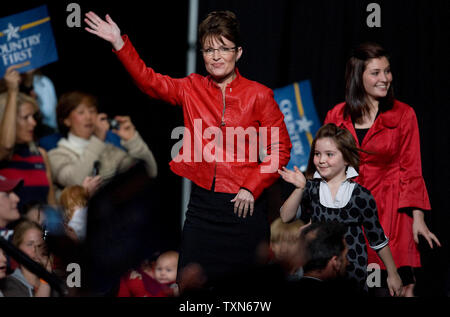 Il repubblicano vice candidato presidenziale Gov. Sarah Palin dell Alaska arriva con due delle sue figlie Piper (C) e Willow per la sua campagna stop in Loveland, Colorado Il 20 ottobre 2008. (UPI foto/Gary C. Caskey) Foto Stock