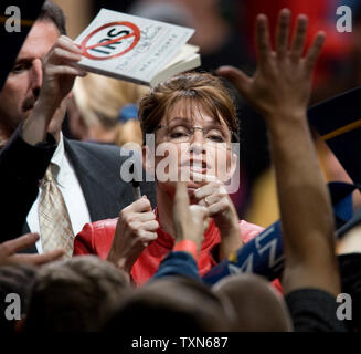 Il repubblicano vice candidato presidenziale Gov. Sarah Palin dell Alaska scuote le mani e firma autografi durante la sua campagna stop in Loveland, Colorado Il 20 ottobre 2008. (UPI foto/Gary C. Caskey) Foto Stock