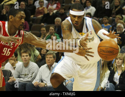 Houston Rockets avanti Ron Artest (96) Suggerimenti la palla lontano da Denver Nuggets forward Carmelo Anthony durante il primo trimestre presso il Pepsi Center di Denver e il 30 novembre 2008. (UPI Photo/ Gary C. Caskey) Foto Stock