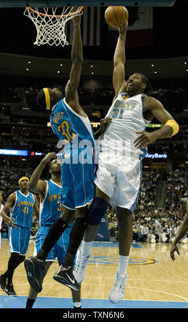 Denver Nuggets Nene centrale (31) del Brasile prende il suo colpo su New Orleans Hornets avanti Julian Wright durante il primo semestre presso il Pepsi Center di Denver su Novembre 27, 2008. New Orleans beat Denver 105-101. (UPI Photo/ Gary C. Caskey) Foto Stock