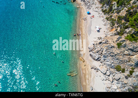 Vista superiore della Fava spiaggia di Vourvourou in Calcidica, Grecia. La fotografia aerea. Foto Stock