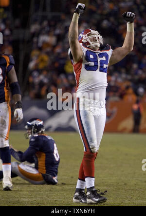 Buffalo Bills difensivo fine Ryan Denney (92) celebra vicino a un caduto Denver Broncos quarterback Jay Cutler a seguito di una bolletta intercettazione a Invesco Field at Mile High a Denver il 21 dicembre 2008. Denver non è riuscito a conquistare l'AFC divisione Ovest titolo perdendo di Buffalo 30--23. (UPI foto/Gary C. Caskey) Foto Stock