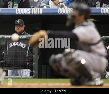 Colorado Rockies manager Clint Hurdle orologi un fallo sfera contro la Florida Marlins al Coors Field di Denver il 10 maggio 2009. Sentieri della Florida New York Mets da punti percentuali per la NL East division di piombo. (UPI foto/Gary C. Caskey) Foto Stock