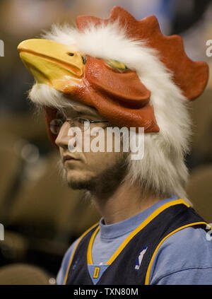 A Denver Nuggets Chris Andersen fan indossa un cappello di pollo di onorare il "Birdman" nel primo trimestre del gioco tre della Western Conference finals contro i Los Angeles Lakers presso il Pepsi Center di Denver il 23 maggio 2009. Questa ventola è stato triste come le pepite perso per i Lakers 103-97. (UPI foto/Gary C. Caskey) Foto Stock