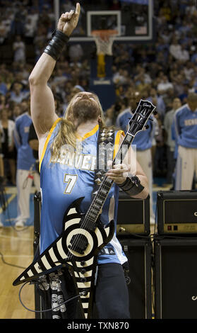 Black Label Society chitarrista Zakk Wylde riproduce l'inno nazionale prima di iniziare i Los Angeles Lakers e Denver Nuggets iin gioco sei della Western Conference Finals presso il Pepsi Center di Denver il 29 maggio. 2009. (UPI foto/Gary C. Caskey) Foto Stock