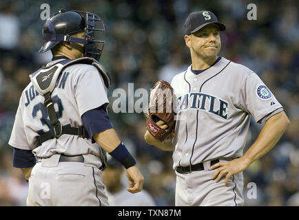Seattle Mariners a partire pitcher Jarrod Washburn (R) reagisce dopo il suo errore di proiezione ammessi Colorado Rockies fielder a destra per raggiungere la base durante il terzo inning al Coors Field di Denver su Giugno 12. 2009. Mariners catcher Rob Johnson parla di Washburn. Colorado beat Seattle 6-4 stretching loro winning streak a nove giochi. (UPI foto/Gary C. Caskey) Foto Stock