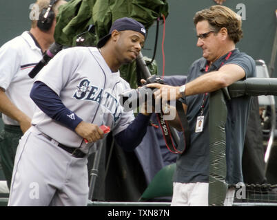 Seattle Mariners designato hitter Ken Griffey Jr (L) si inclina oltre ad esaminare il fotografo Scott Clarke's telecamera a Coors Field a Denver il 12 giugno. 2009. Le Montagne Rocciose stirato loro winning streak a nove giochi con un 6-4 conquistare i marinai. (UPI foto/Gary C. Caskey) Foto Stock