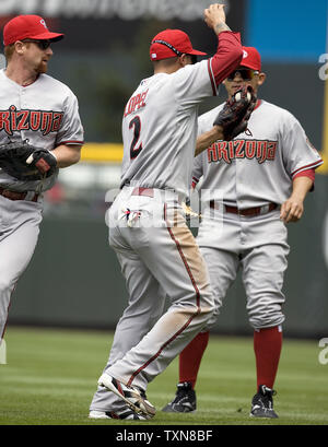 Arizona Diamondbacks secondo baseman Felipe Lopez (2) evita una collisione con il primo baseman Chad Tracy (L) e destro fielder Gerardo Parra la cattura di Colorado Rockies sinistra fielder Seth Smith pop di volare a destra nel primo inning a Coors Field a Denver il 5 di luglio. 2009. Arizona beat Colorado 4-3. (UPI foto/Gary C. Caskey) Foto Stock