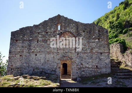 Mistra, Grecia circa il maggio 2019 rovine della vecchia chiesa Foto Stock