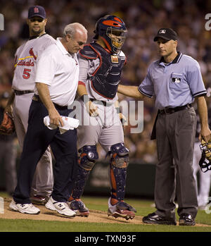 Louis Cardinals capo allenatore Barry Weinberg aiuta Cardinali catcher Yadier Molina fuori del campo e la clubhouse dopo essere feriti contro il Colorado Rockies al Coors Field di Denver il 26 settembre 2009. Louis aveva conquistato il Campionato Nazionale divisione centrale titolo con un 6-3 win su Colorado. UPI/Gary C. Caskey... Foto Stock