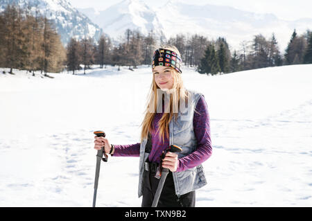 Ragazza adolescente sciatore in paesaggi innevati, ritratto, Tirolo, Stiria, Austria Foto Stock