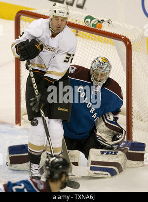 Anaheim Ducks lasciate ala Kyle Calder ((L) tenta di deviare shot passato Colorado Avalanche goalie Craig Anderson durante il primo periodo presso il Pepsi Center di Denver sul dicembre 22, 2009. UPI/Gary C. Caskey... Foto Stock