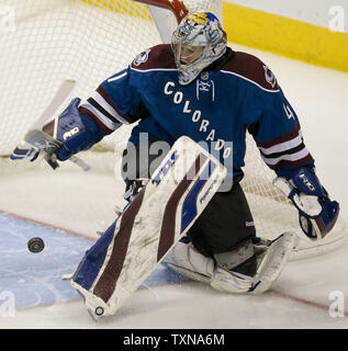 Colorado Avalanche goalie Craig Anderson rende un salvataggio contro gli Anaheim Ducks durante il primo periodo presso il Pepsi Center di Denver sul dicembre 22, 2009. UPI/Gary C. Caskey... Foto Stock