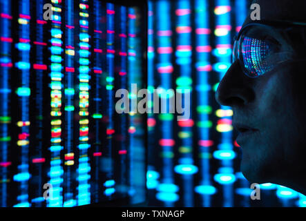 La ricerca genetica, scienziato la visualizzazione di informazioni sul DNA sulle schermate Foto Stock