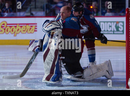 Colorado Avalanche goalie Craig Anderson si allunga come le luci dim per la riproduzione degli inni nazionali prima di iniziare a giocare contro le fiamme di Calgary presso il Pepsi Center su 2 aprile 2010 a Denver. Colorado perso a Calgary Flames 2-1. UPI/Gary Caskey C. Foto Stock