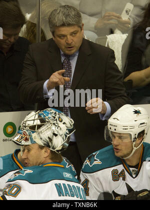 San Jose Sharks head coach Todd McLellan (top) incarica durante un tempo contro il Colorado Avalanche nel gioco sei del NHL quarterfinal playoffs presso il Pepsi Center il 24 aprile 2010 a Denver. Gli squali goalie Nabokov sorge in primo piano. San Jose conduce Colorado 3-2 nella serie. UPI/Gary Caskey C. Foto Stock