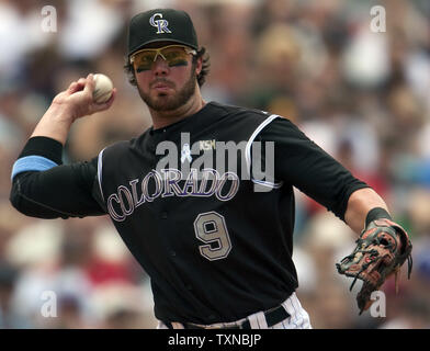Colorado Rockies terzo baseman Ian Stewart getta fuori Milwaukee Brewers diritto fielder Corey Hart durante il sesto inning a Coors Field su Giugno 20, 2010 a Denver. Milwaukee beat Colorado 6-1. UPI/Gary Caskey C. Foto Stock
