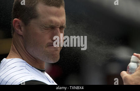 Colorado Rockies relief pitcher Matt Belisle spray se stesso con "bug" spray prima di uscire per il bullpen prima Rockies affrontare i San Francisco Giants a Coors Field il 4 luglio 2010 a Denver. UPI/Gary Caskey C. Foto Stock