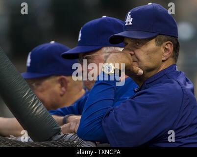 Los Angeles Dodger manager Joe Torre (R) orologi Batting Practice a Coors Field su agosto 27, 2010 a Denver. Los Angeles e Colorado sono ancora nella Lega Nazionale Wild Card in gara. UPI/Gary Caskey C. Foto Stock