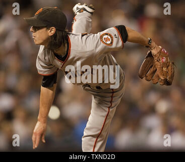 San Francisco Giants lanciatore Tim Lincecum (15-10) piantato otto inniings consentendo a due colpi e una corsa in una vittoria contro il Colorado Rockies al Coors Field il 24 settembre 2010 a Denver. I Giganti hanno mantenuto la loro NL divisione Ovest di piombo con una vittoria 2-1 sopra le montagne rocciose. UPI/Gary Caskey C. Foto Stock