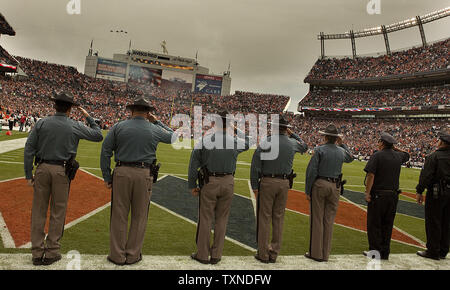 F-15C dall'114Fighter Squadron, 173rd Fighter Wing da Oregon Air National Guard al campo di Kingsley sorvolare Invesco Field at Mile High su ottobre 24, 2010 a Denver. Colorado Polizia di Stato e Polizia di Denver stand salutando durante l'inno nazionale. UPI/Gary Caskey C. Foto Stock