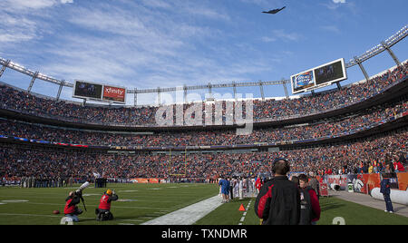 A B-2 Spirit bombardiere stealth dal 509 BW a Whiteman Air Force Base in Missouri esegue un sorvolare durante l'inno nazionale prima del Kansas City-Denver gioco di calcio a Invesco Field at Mile High a Denver il 14 novembre 2010. Denver battere l'AFC divisione Ovest leader Kansas City 49-29. UPI/Gary Caskey C. Foto Stock