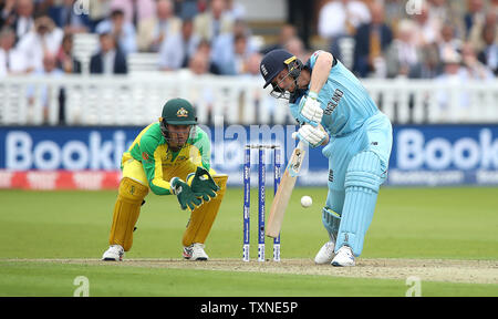 L'Inghilterra del Jos Buttler pipistrelli durante l'ICC Cricket World Cup group stage corrispondono a Lord's, Londra. Foto Stock