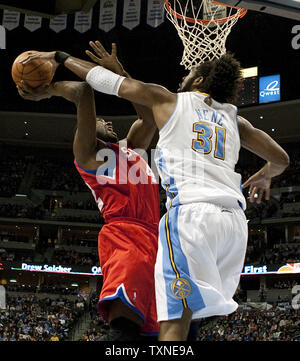 Denver Nuggets center Nene (31) blocca il colpo da Philadelphia 76ers avanti Elton Brand durante il secondo semestre presso il Pepsi Center di Denver sul dicembre 26, 2010. Philadelphia beat Denver 95-89 in un venire-da-dietro win. UPI/Gary Caskey C. Foto Stock