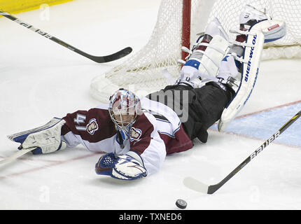 Colorado Avalanche goalie Craig Anderson immersioni per effettuare un salvataggio contro il Boston Bruins durante il secondo periodo presso il Pepsi Center di Denver su gennaio 22, 2011. UPI/Gary Caskey C. Foto Stock