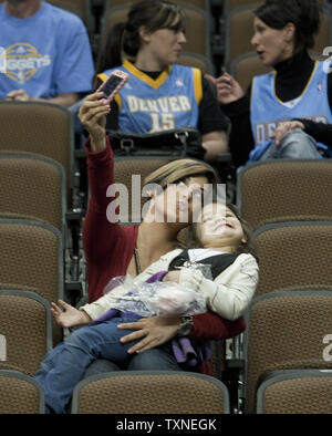 Mentre alcuni Denver Nuggets tifosi hanno divertimento prendendo le loro foto, ventole indossando Carmelo Anthony's numero 15 maglie non erano molto evidente presso il Pepsi Center di Denver il 22 febbraio 2011. Anthony è stato dato in permuta a lungo con Elena Billups, Anthony Carter e Shelden Williams a New York Knicks per cinque giocatori, tre progetti picks, e un po' di contanti. UPI/Gary Caskey C. Foto Stock