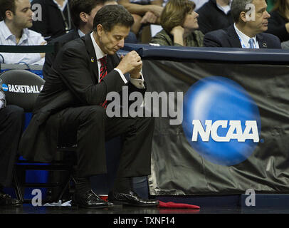 Louisville Cardinali head coach Rick Pitino reagisce in ritardo nella seconda metà contro il Morehead Aquile di stato durante il NCAA secondo round a sud-ovest regionale presso il Pepsi Center di Denver e il 17 marzo 2011. Morehead stato sconfitto Louisvillie 62-61. UPI/Gary Caskey C. Foto Stock