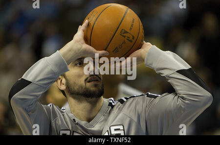 San Antonio Spurs guard Manu Ginobili si riscalda al Pepsi Center di Denver il 23 marzo 2011. Gli speroni proprio il miglior record in NBA a 57-13 entrano in gioco contro le pepite. UPI/Gary Caskey C. Foto Stock