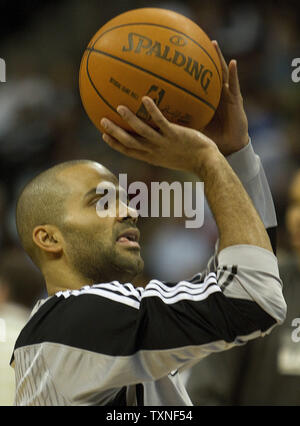 San Antonio Spurs guard Tony Parker si riscalda al Pepsi Center di Denver il 23 marzo 2011. Gli speroni proprio il miglior record in NBA a 57-13 entrano in gioco contro le pepite. UPI/Gary Caskey C. Foto Stock