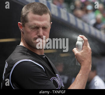 Colorado Rockies relief pitcher Matt Belisle spray repellente per insetti sul suo volto a Coors Field su a Denver il 17 aprile 2011. Il supporto delle Montagne Rocciose in cima la major league ha vinto/perdita classifica con un record di 11-3. UPI/Gary Caskey C. Foto Stock