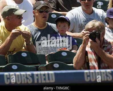 Un orgoglioso padre contiene un segno per catturare l'attenzione dei media per i suoi due anni di vecchio figlio che frequentano il suo primo grande partita del campionato a Coors Field di Denver sulla luglio 21, 2011. Atlanta detiene un gioco cinque conducono nella lega nazionale wild card playoff gara. UPI/Gary Caskey C. Foto Stock