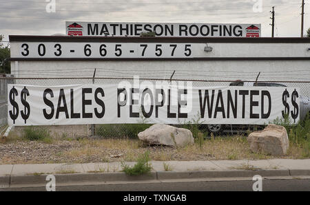 La visualizzazione di un segno di grandi dimensioni in cerca di aiuto, un business a fianco della Interstatale 25 a Denver proclama la sua necessità per la gente di vendite il 19 agosto 2011. Gli Stati Uniti la forza lavoro è in fase di contrazione come l'economia globale continua a inviare i prezzi azionari verso il basso. UPI/Gary Caskey C. Foto Stock