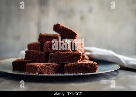 Brownie al cioccolato sulla piastra con igienico Foto Stock